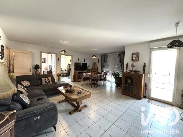 Salon; carrelage, lumière naturelle, cheminée, style moderne