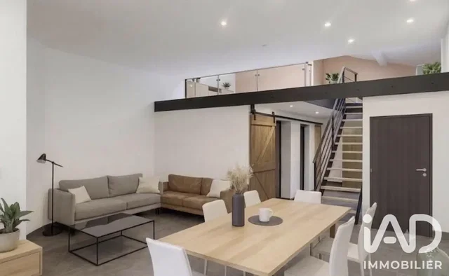 Wohnzimmer; tageslicht, moderner stil, holzboden