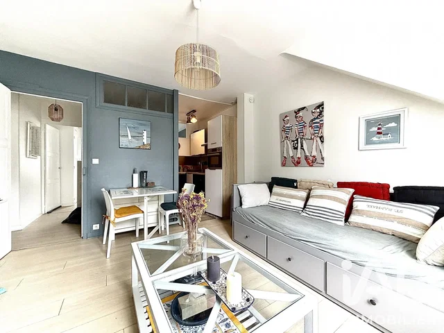 Wohnzimmer; tageslicht, holzboden, moderner stil