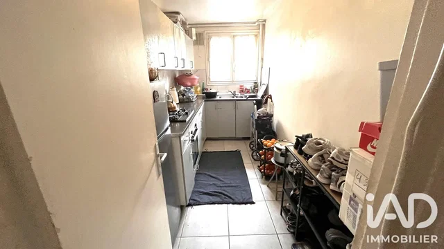Cuisine; électroménager, carrelage, lumière naturelle