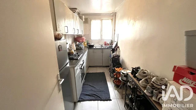 Cuisine; électroménager, carrelage, lumière naturelle