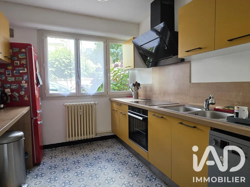 Cuisine; électroménager, carrelage, lumière naturelle