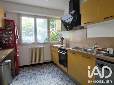 Cuisine; électroménager, carrelage, lumière naturelle