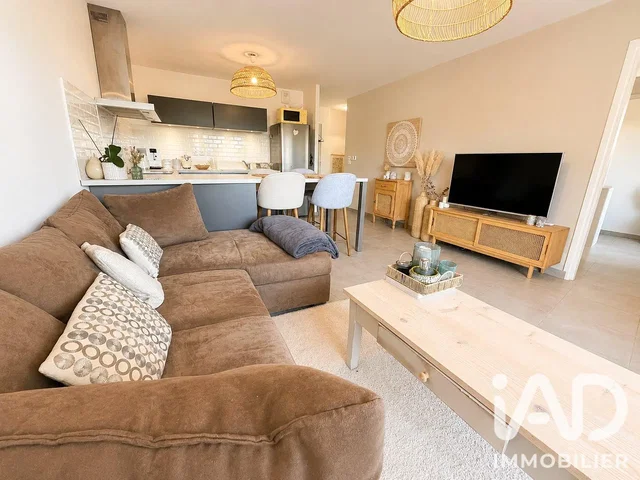 Wohnzimmer; tageslicht, moderner stil, holzboden