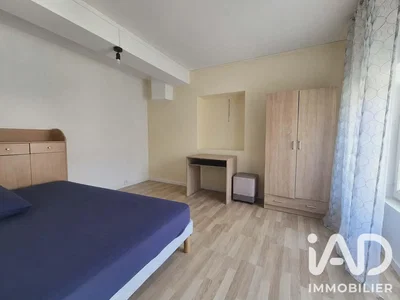 Schlafzimmer; holzboden, tageslicht