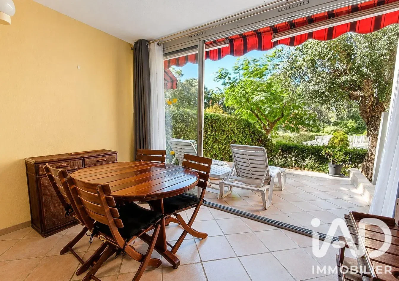 Living room; natural light, tile floor