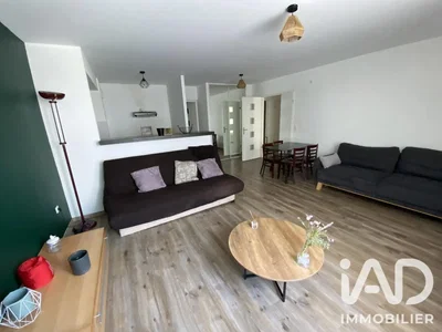 Salon; podłoga drewniana, światło dzienne