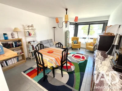 Wohnzimmer; tageslicht, fliesenboden, moderner stil
