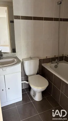 Badezimmer; fliesenboden, renovierungsbedürftig