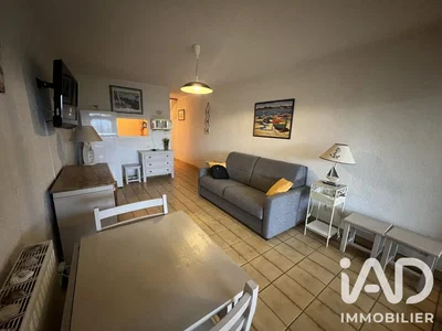 Wohnzimmer; fliesenboden, tageslicht, moderner stil