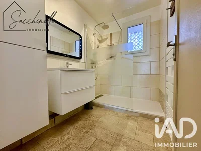 Badezimmer; fliesenboden, tageslicht
