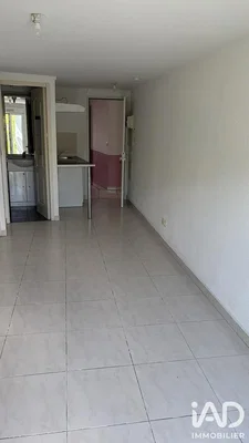 Wohnzimmer; fliesenboden, renovierungsbedürftig, tageslicht