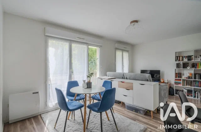 Wohnzimmer; tageslicht, holzboden, moderner stil
