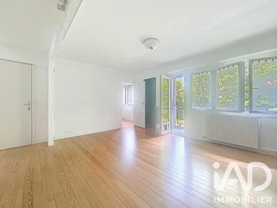 Wohnzimmer; holzboden, tageslicht