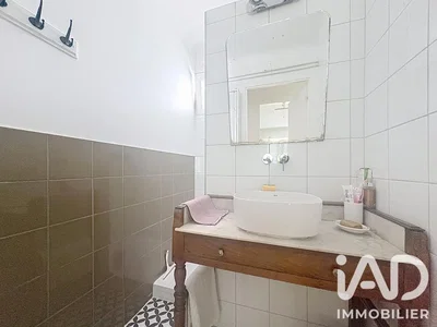 Badezimmer; fliesenboden, tageslicht