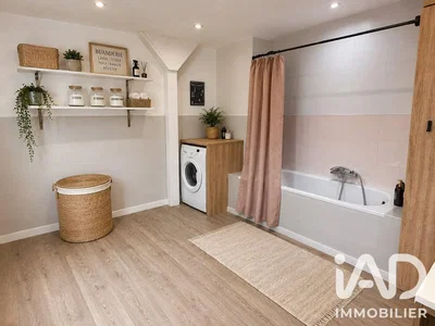Badezimmer; fliesenboden, tageslicht, renoviert