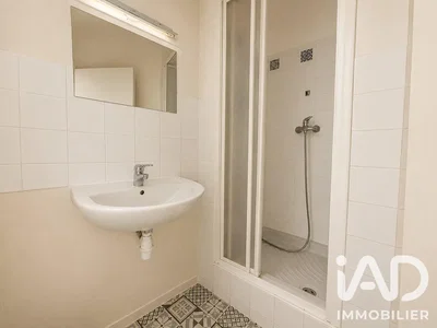 Toilettes; carrelage, lumière naturelle