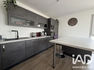 Cuisine; électroménager, carrelage, lumière naturelle