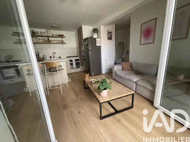 Living room; wood floor, natural light, modern style