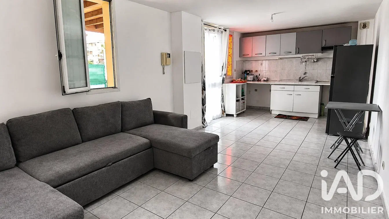 Salon; électroménager, lumière naturelle, carrelage