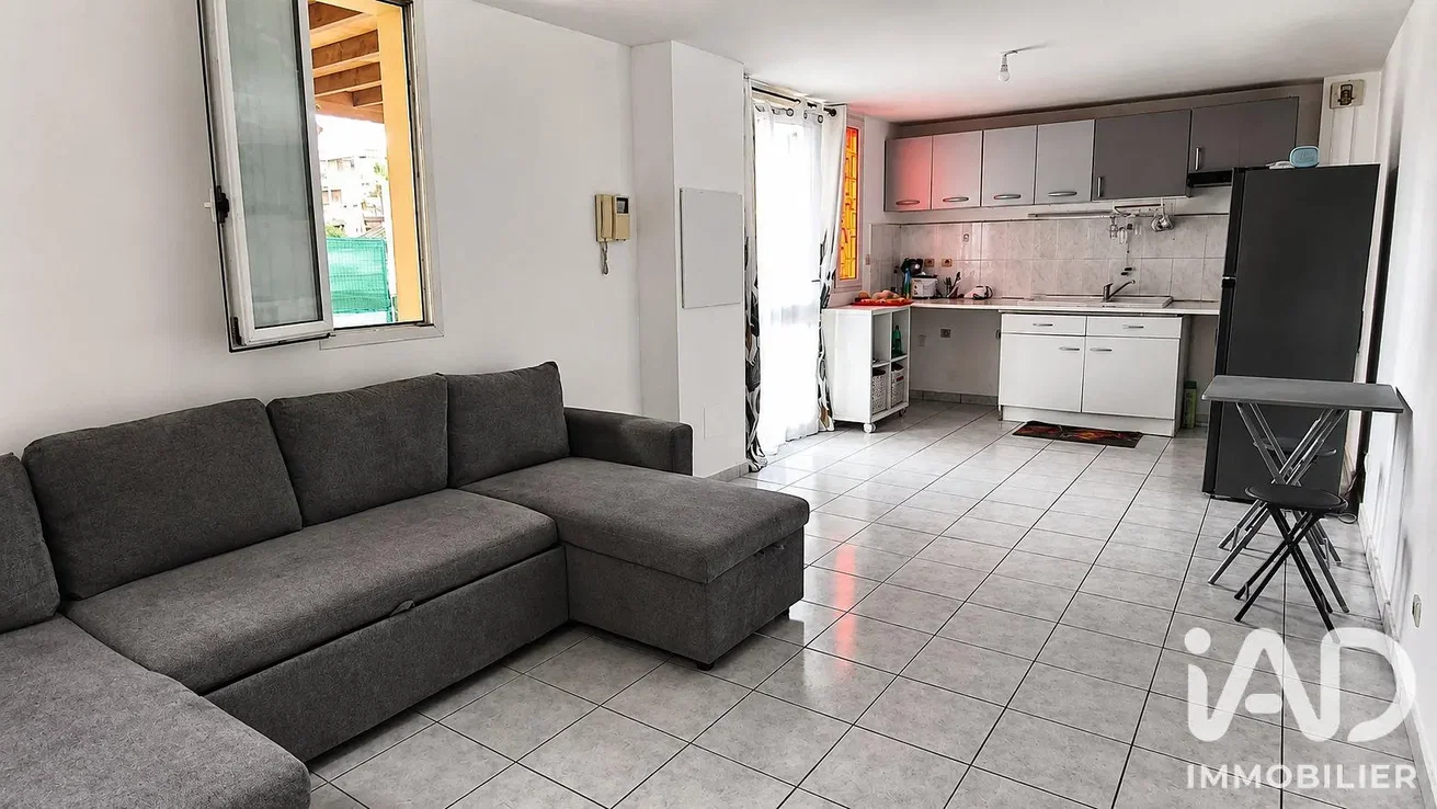 Salon; électroménager, lumière naturelle, carrelage