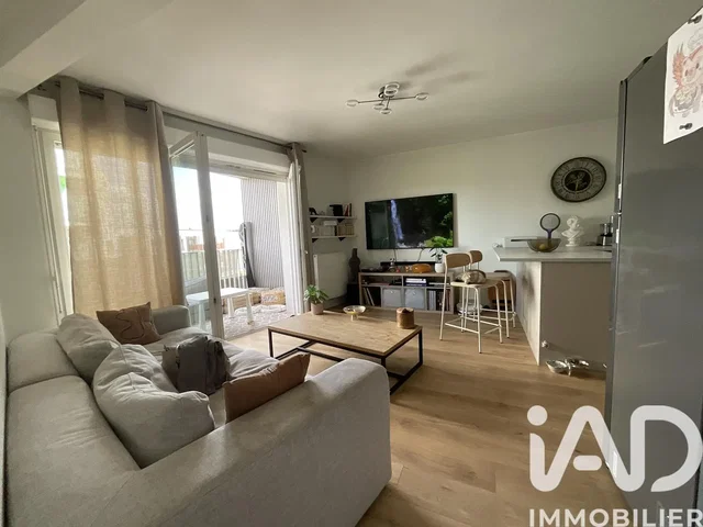 Living room; natural light, wood floor, modern style