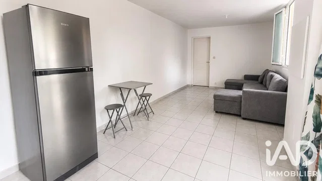 Salon; électroménager, carrelage, lumière naturelle