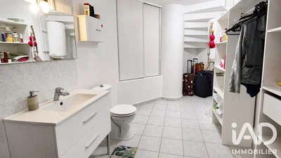 Toilettes; carrelage, rénové, lumière naturelle