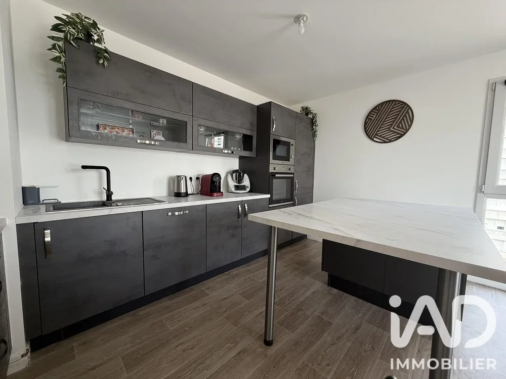 Cuisine; électroménager, parquet, lumière naturelle