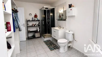 Toilettes; carrelage, rénové, lumière naturelle