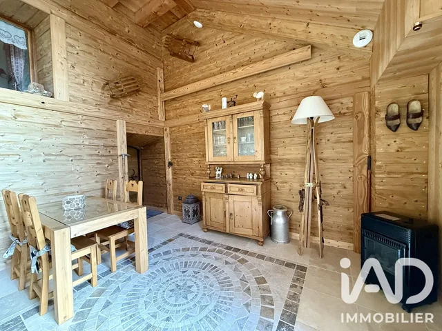 Living room; wood beams, wood floor, natural light