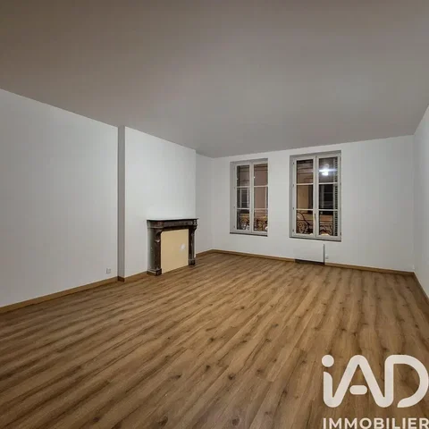 Salon; parquet, cheminée, lumière naturelle