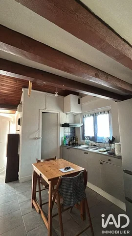 Cucina; travi in legno, elettrodomestici, luce naturale, pavimento in legno