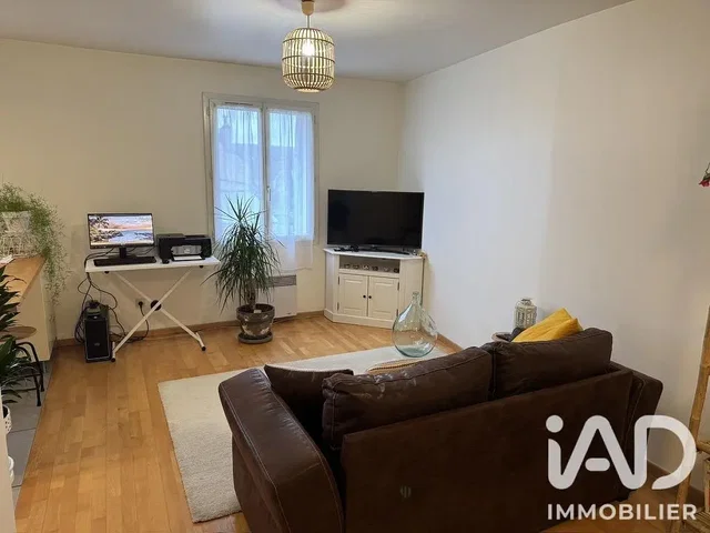 Living room; wood floor, natural light, modern style