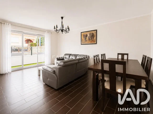 Living room; natural light, wood floor, modern style