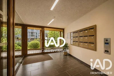 Garderobe; fliesenboden, renovierungsbedürftig