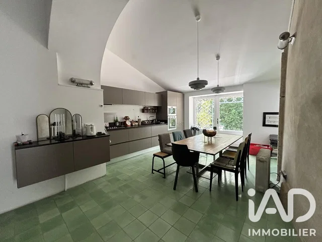 Kitchen; tile floor, kitchen appliances, natural light