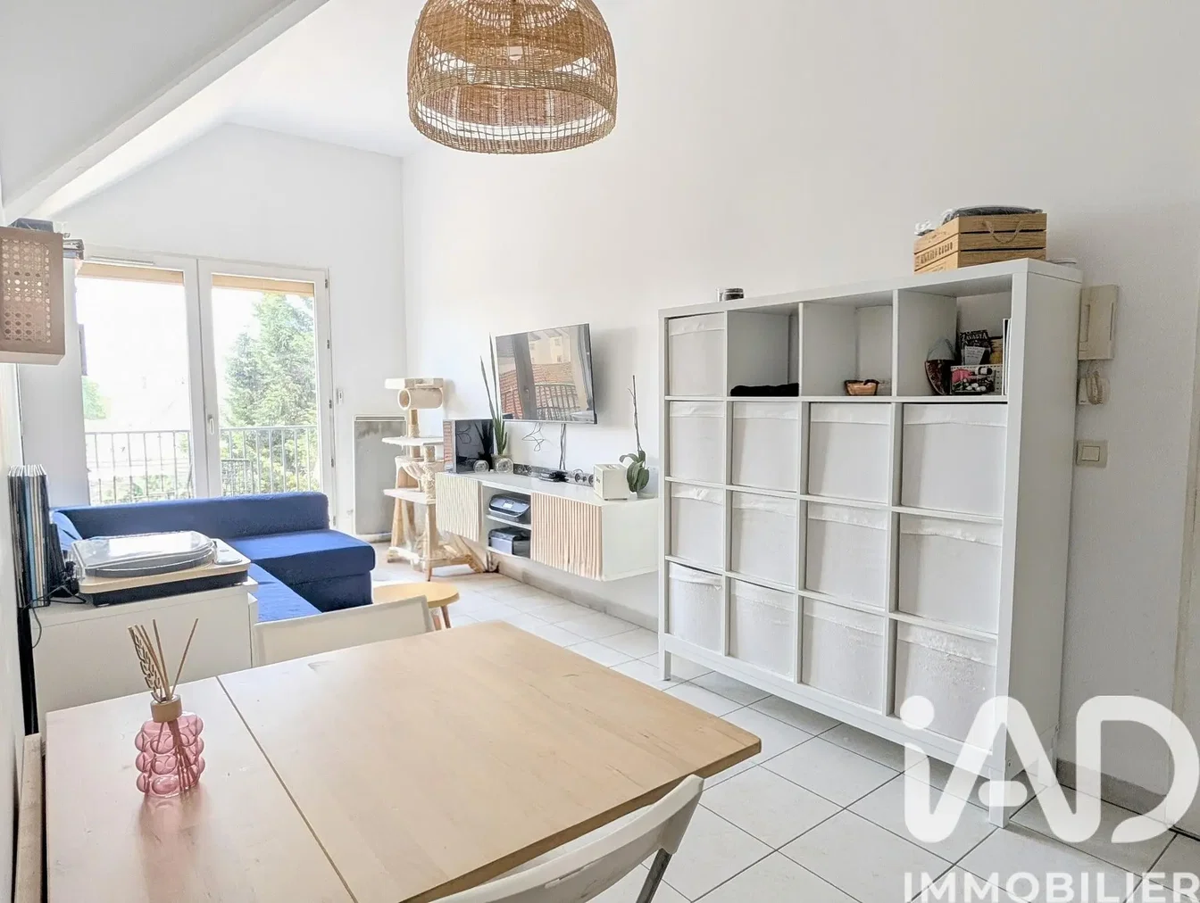 Wohnzimmer; tageslicht, fliesenboden, moderner stil