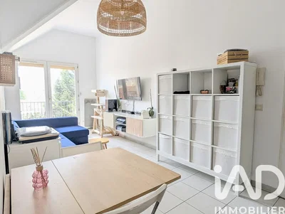 Wohnzimmer; tageslicht, fliesenboden, moderner stil