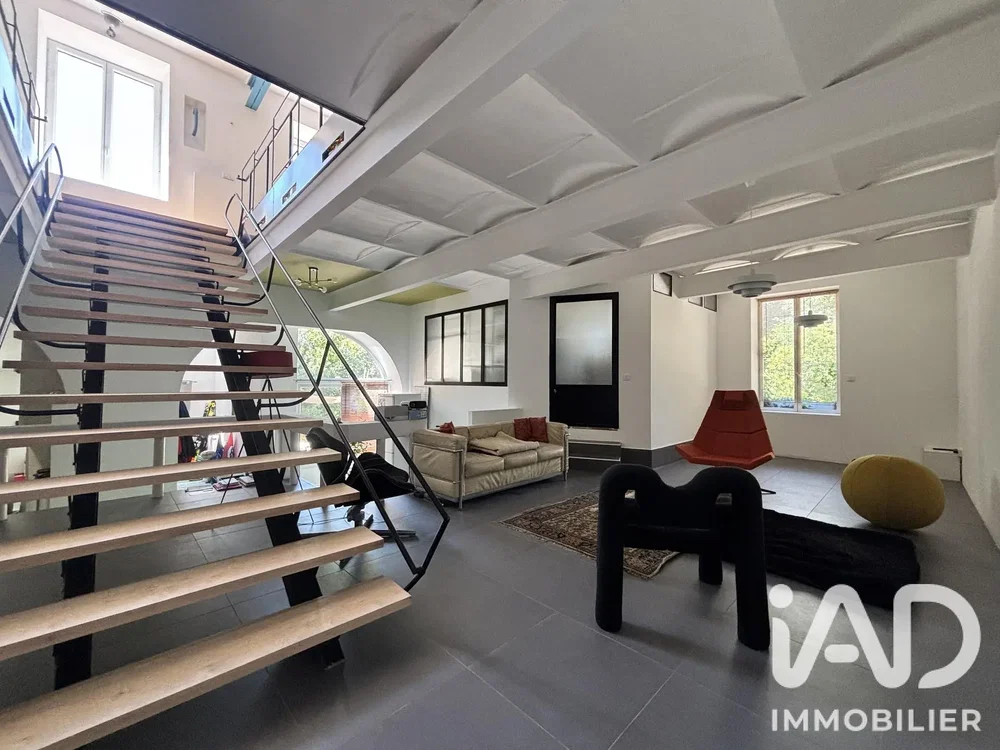 Living room; tile floor, high ceiling, natural light