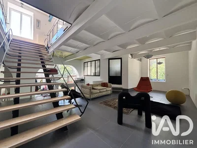 Living room; tile floor, high ceiling, natural light