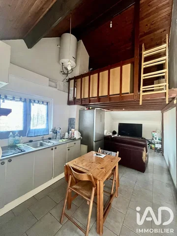 Cucina; pavimento in piastrelle, elettrodomestici, scaldabagno, luce naturale