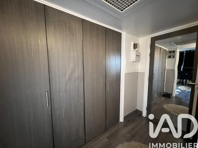 Cloakroom; wood floor