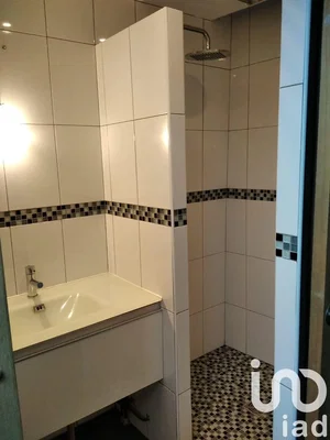 Toilette; fliesenboden, renovierungsbedürftig