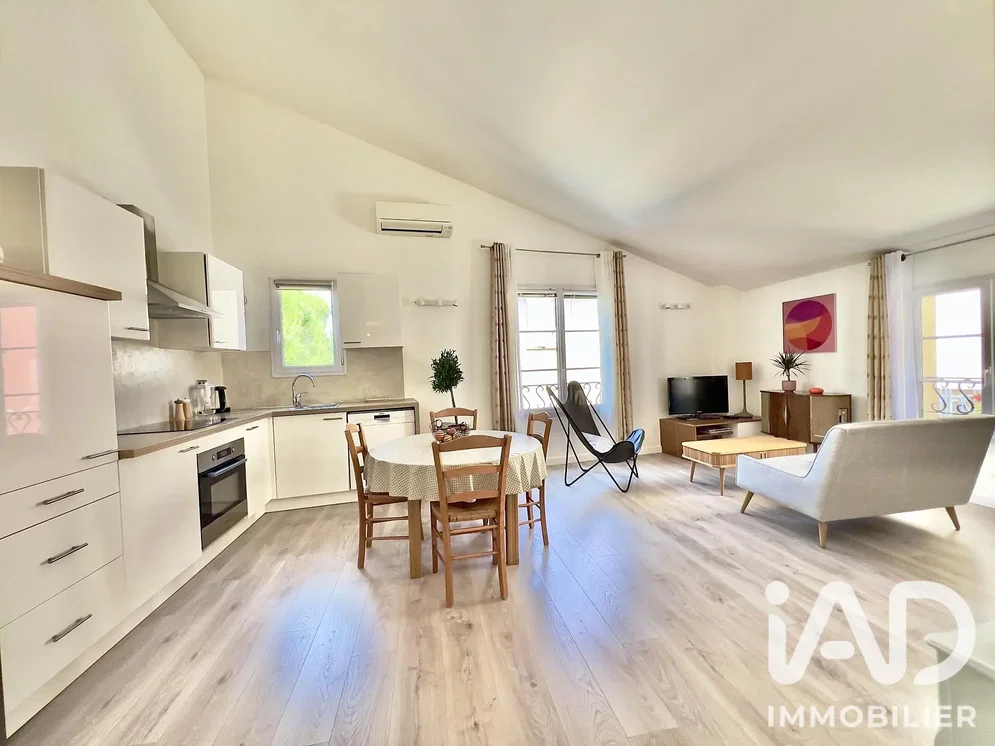 Soggiorno; elettrodomestici, luce naturale, pavimento in legno, stile moderno