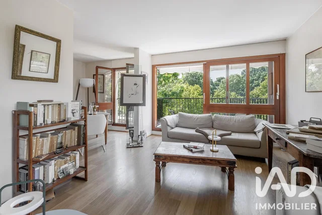 Living room; wood floor, natural light, modern style