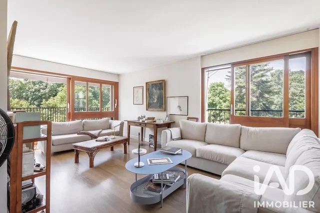 Living room; natural light, modern style, wood floor