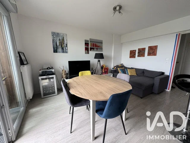 Soggiorno; pavimento in legno, pavimento in piastrelle, luce naturale, stile moderno