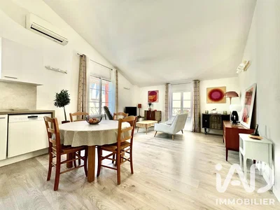 Soggiorno; luce naturale, stile moderno, pavimento in legno, elettrodomestici