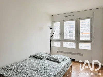 Camera da letto; pavimento in legno, luce naturale